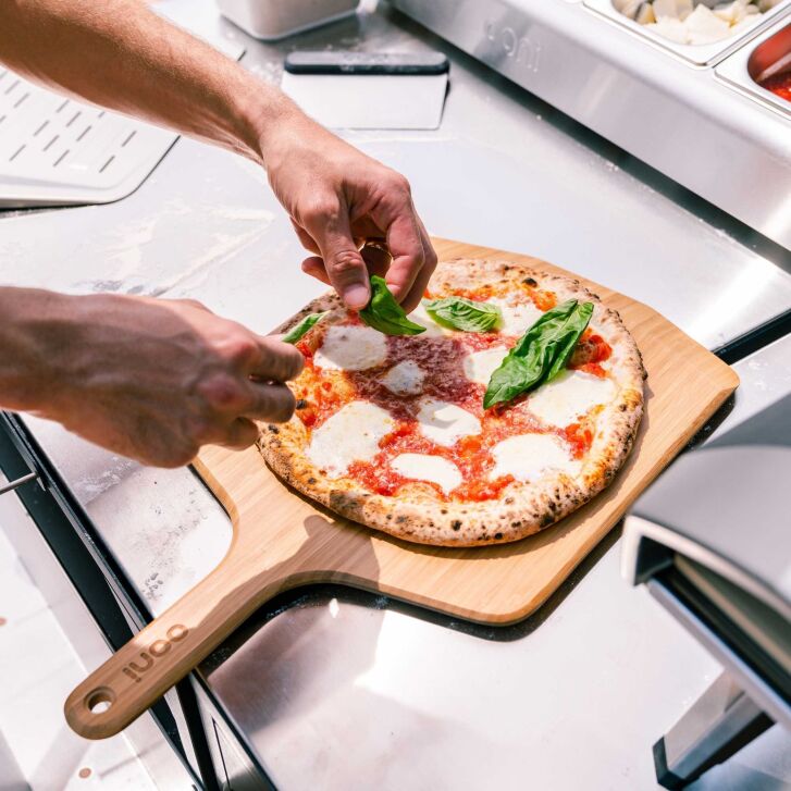 Ooni Pizzaschieber und Servierbrett aus Bambus 35 cm